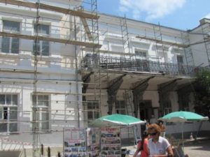 Галерея під час ремонту фасаду в 2017 році