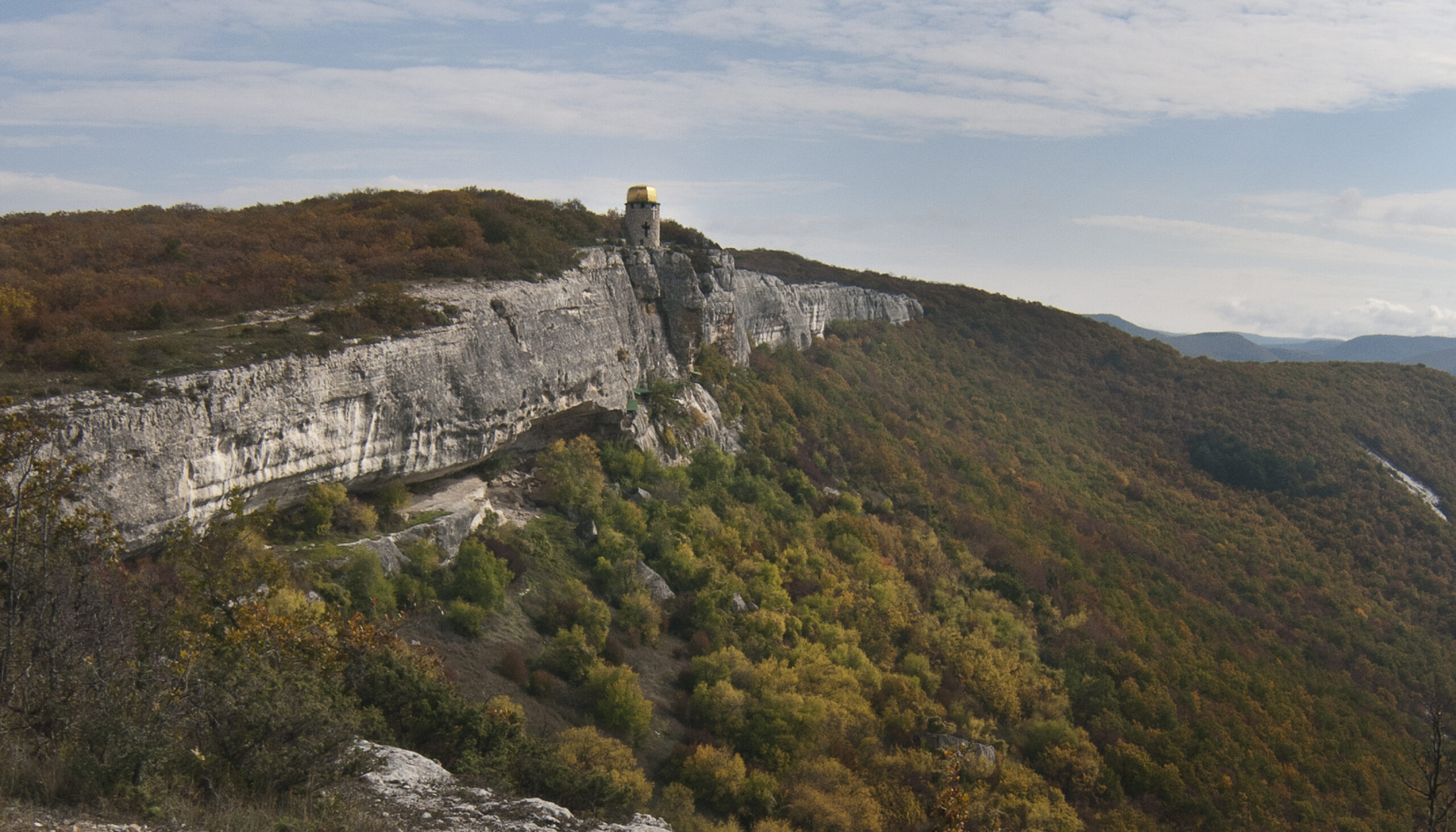 Шулдан: монастир у скелі