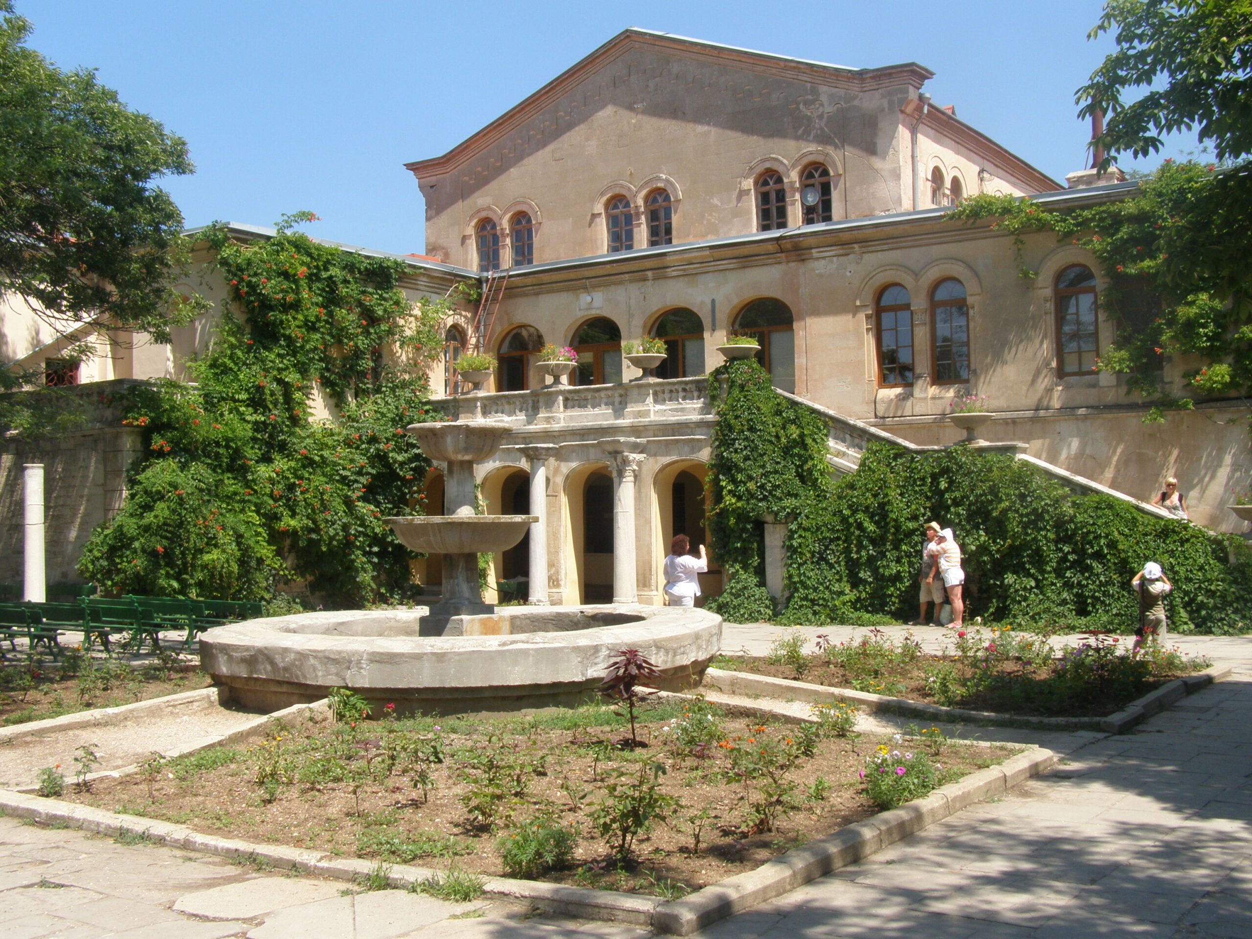 Пошкодження комплексу некрополя Херсонесу Таврійського та монастиря Богоматері Влахернської: аналіз українського законодавства та міжнародного права